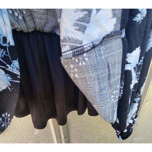 Torrid Blue on Black Floral Long Sleeve Shirred Top Size 2 - Picture 7 of 10